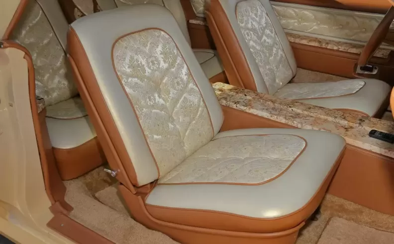 المواصفات الميكانيكية: قوة V12 خلف المظهر الاستعراضي