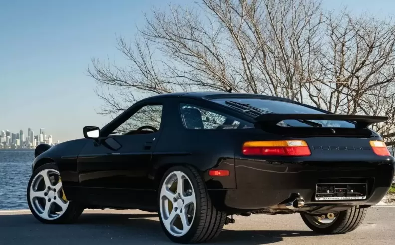 الأداء الميكانيكي: قوة الـ V8 بلمسة روف السحرية