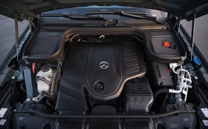 هندسة الأداء: محركات V8 المعدلة ونظام التعليق السحابي