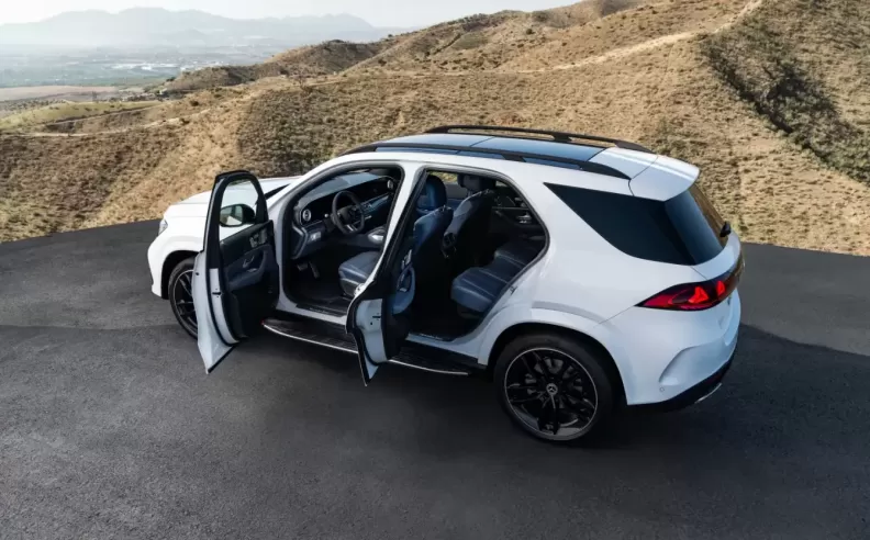 هندسة الأداء: قوة الـ V8 والتعليق السحابي