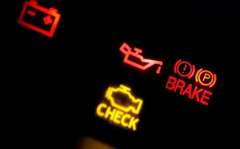  صيانة السيارة للمبتدئين: أهمية الأضواء التحذيرية