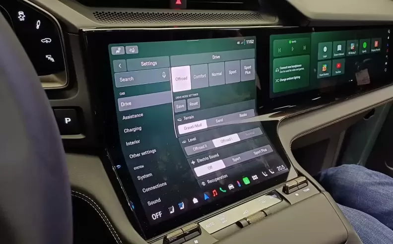 تفاصيل شاشة بورشه المنحنية Flow Display ومسند اليد في كايين الكهربائية