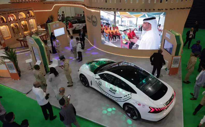 شرطة دبي تشهد إضافة سيارة Audi RS e-tron GT الكهربائية بالكامل إلى أسطول مركبات شرطة دبي السياحية إلى جانب Audi R8