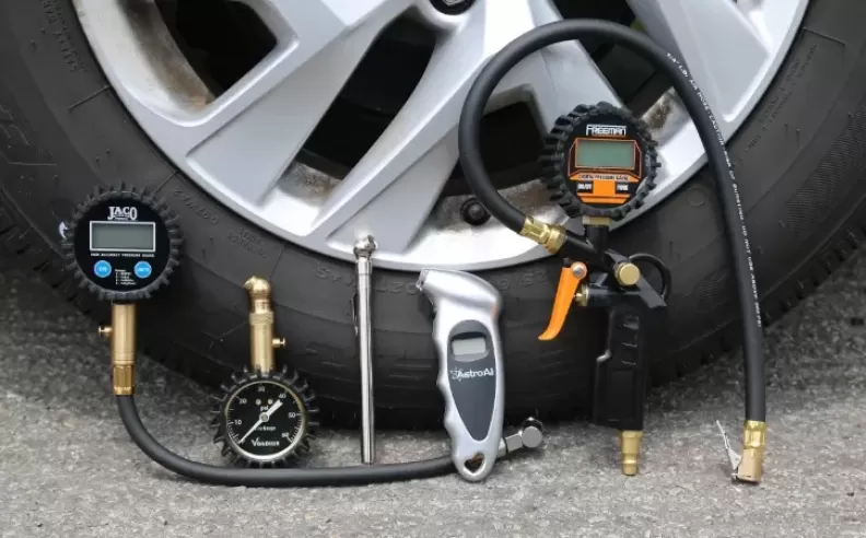 أدوات إصلاح السيارات: مقياس ضغط الإطارات