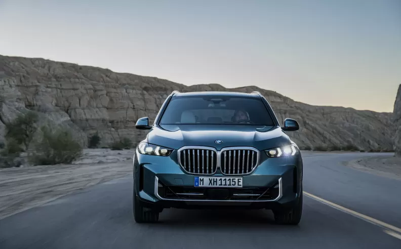 BMW X5 الجديدة: مصابيح أمامية رفيعة وشبك كلويّ أمامي مضاء