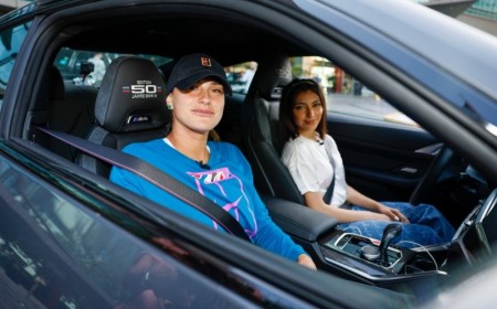 النجمة البيلاروسية أرينا سابالينكا تستمتع بجولةٍ في دبي برفقة سائقة الفورمولا 3 الإماراتية آمنة القبيسي
