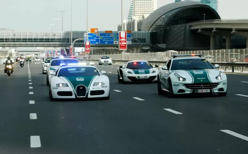 بعض أهم قوانين المرور في الإمارات