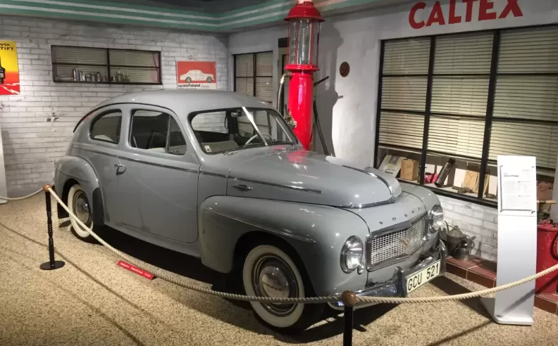تشكيلة كبيرة من السيارات الكلاسيكية والحديثة في متحف فولفو للسيارات