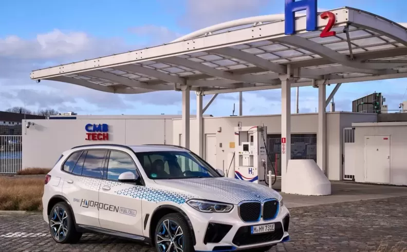 BMW iX5 Hydrogen تجوب العالم
