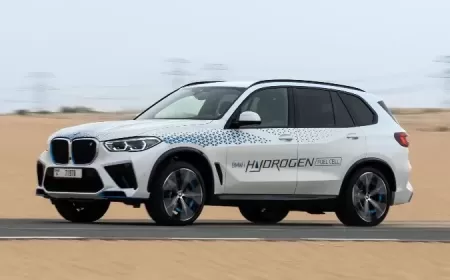 Strong performance under extreme conditions: the BMW iX5 Hydrogen undergoes test drives in the desert