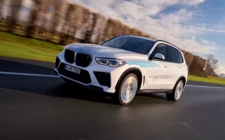 أسطول سيارات BMW iX5 Hydrogen التجريبي يصل إلى الشرق الأوسط