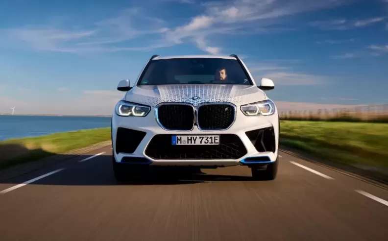 BMW iX5 Hydrogen التي تعمل بالطاقة الهيدروجينية