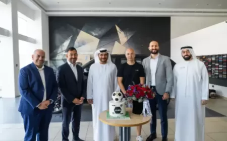 نجم كرة القدم أندريس إنييستا يستلم سيارته الجديدة من طراز BMW XM الجديدة في الإمارات العربية المتحدة