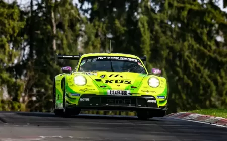Six Porsche 911 GT3 R battle for overall victory on the Nordschleife