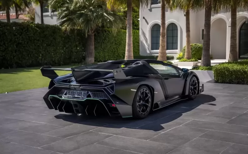 More on the Veneno Roadster