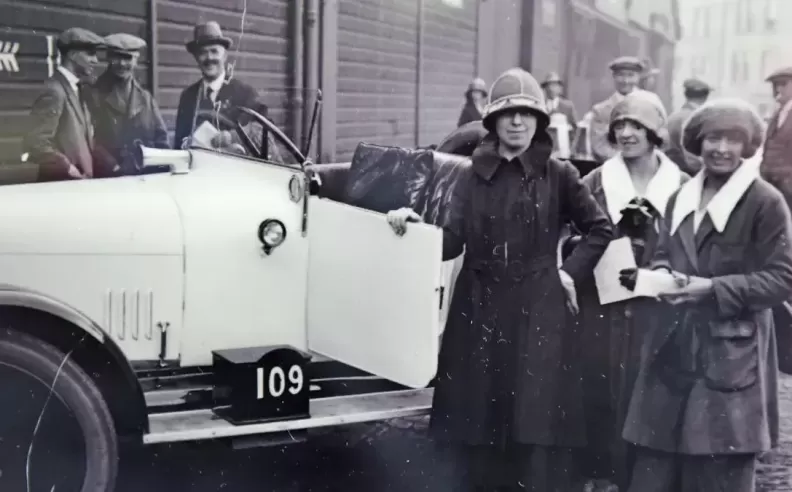 المرأة التي قدمت أول سيارة للسيدات بأيدي السيدات