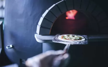 تويوتا تخبز البيتزا والكرواسون في فرن حجري يعمل بالهيدروجين