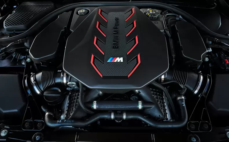 نظام الدفع M HYBRID يجمع بين محرك V8 عالي الأداء ومحرك كهربائي فعّال