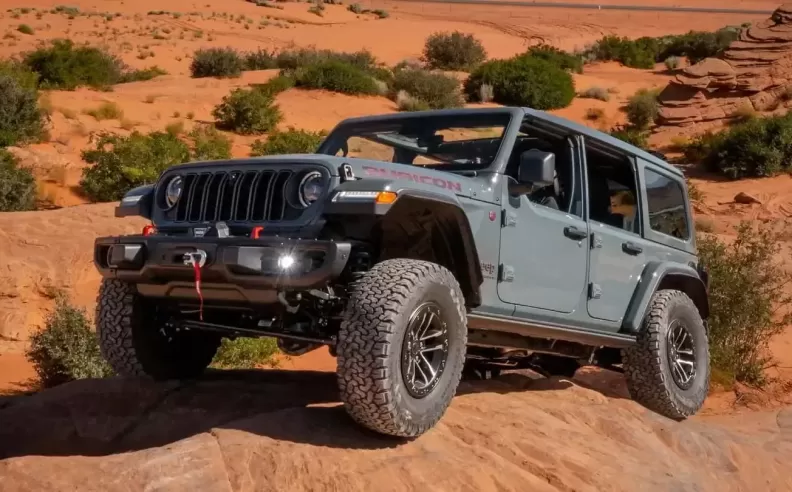 Jeep Wrangler V-6 Goes Manual-Only for 2025