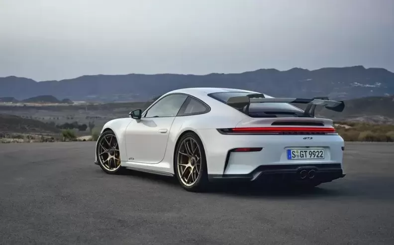 مجموعات مخصصة من التجهيزات لسيارتي 911 GT3 و911 GT3 تورينج