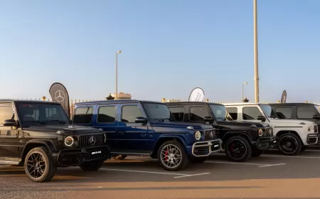 مرسيدس-بنز  تُظهر قوة وفخامة مجموعة سياراتها ذات الأداء الرياضي بفعالية حصرية مع موكب من السيارات في العين