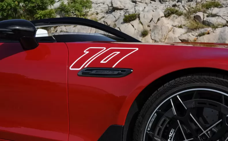 هيكل السيارة: تصميم رياضي من AMG مع هيكل من الألومنيوم المركّب