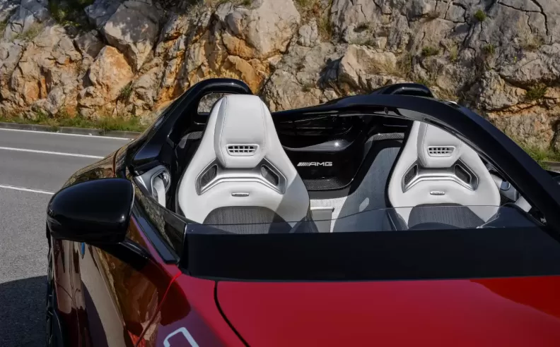 قوّة وصوت رنّان: محرّك AMG V8 سعة 4.0 لتر مع تيربو ثنائي