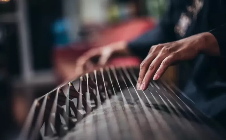 A millennium-old string instrument inspires wood grain design 