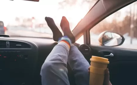 لماذا قد يؤدي وضع قدميك على لوحة القيادة إلى إصابات كارثية؟