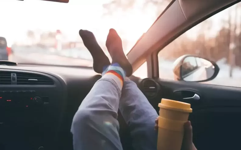 لماذا قد يؤدي وضع قدميك على لوحة القيادة إلى إصابات كارثية؟