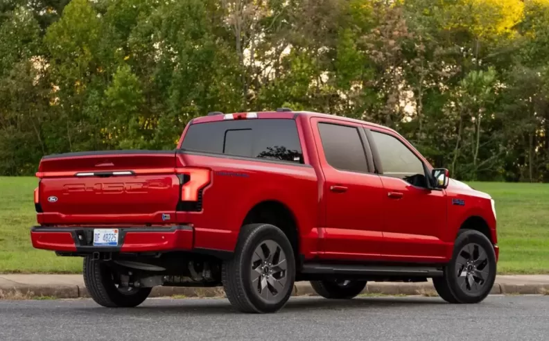 فورد F-150 لايتنينج 2025: راحة كهربائية وابتكار