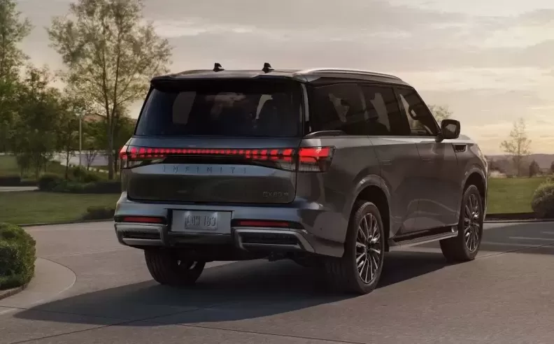 إنفينيتي QX80 2025: فخامة تضيء الطريق وتُتقن التفاصيل الذكية