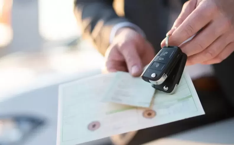 دليلك الشامل خطوة بخطوة لتسجيل وترخيص السيارة بسهولة في الإمارات
