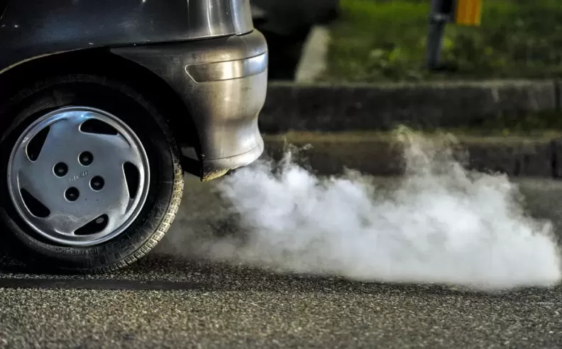 أسباب خروج الدخان الأبيض من عادم السيارة