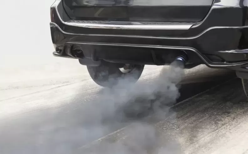 أشهر الأسئلة حول خروج دخان رمادي من السيارة