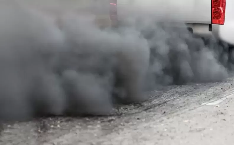 خروج دخان رمادي من عادم السيارة