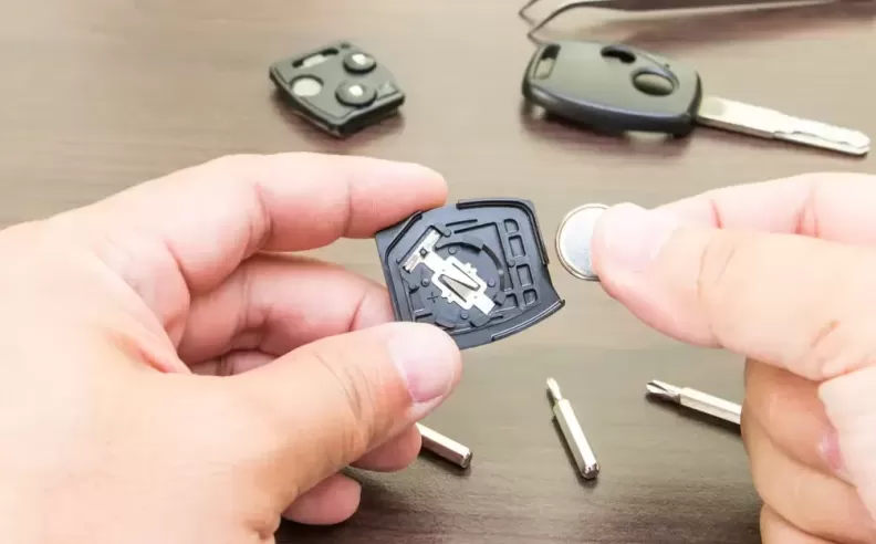 خطوات استبدال بطارية مفتاح السيارة