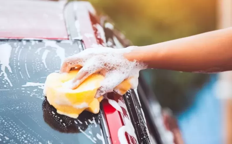 طريقة غسل السيارة التقليدية للعناية بالجسم