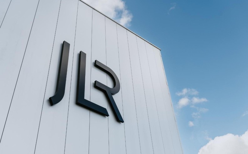 تطلق استراتيجيتها للطاقة المتجددة لخفض انبعاثات عملياتها العالمية JLR
