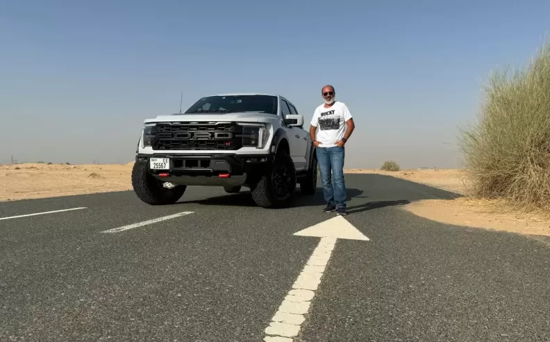 تجربة قيادة فورد F-150 رابتور R 2025 في الإمارات: الوحش الأمريكي يعود إلى الصحراء