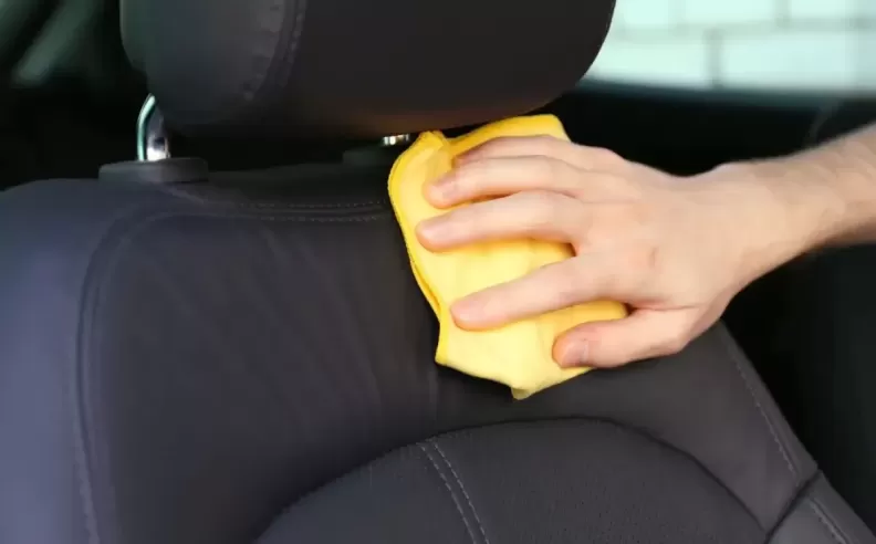 أسئلة شائعة عن تنظيف مقاعد وأحزمة السيارة