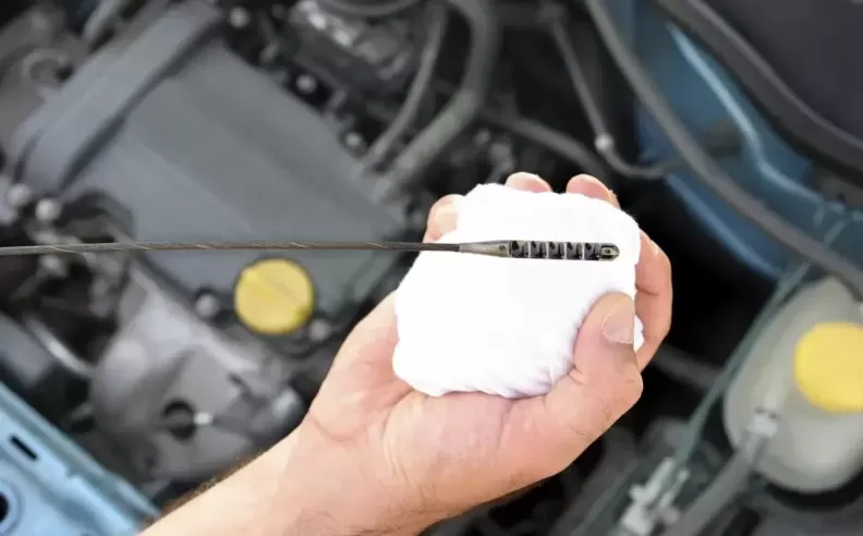 أولاً: فحص السوائل الحيوية في السيارة