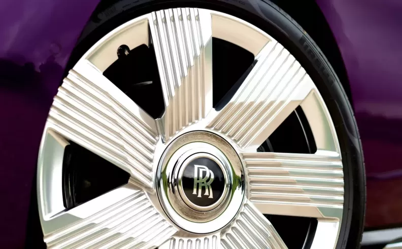 Luxury EVs Are Not Immune: Rolls Royce and Rivals Now Offer Discounts to Move Electric Cars