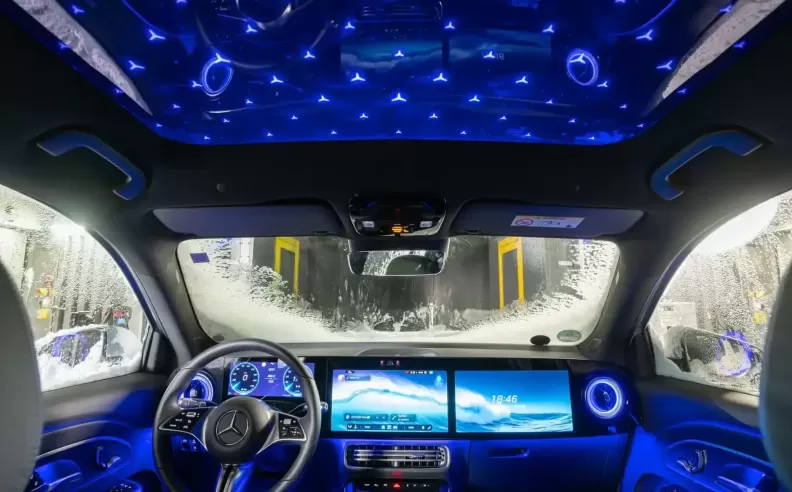 شاشات ثلاثية وتجربة رقمية متكاملة