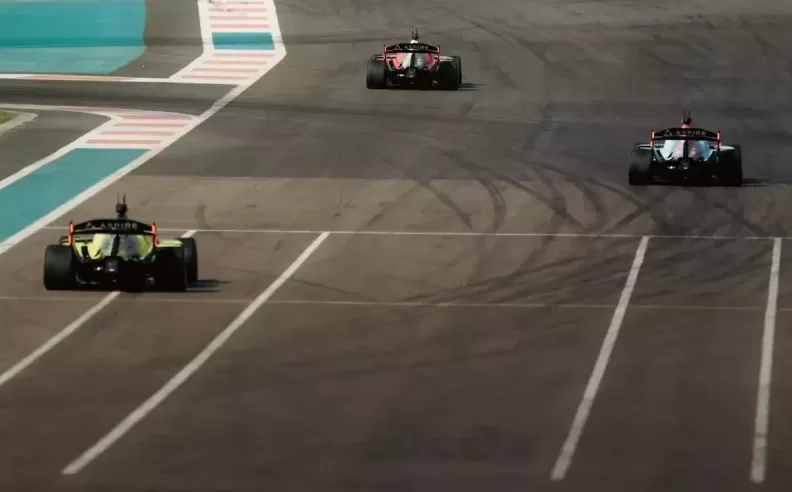 ست سيارات ذاتية بالكامل على الحلبة لأول مرة في العالم