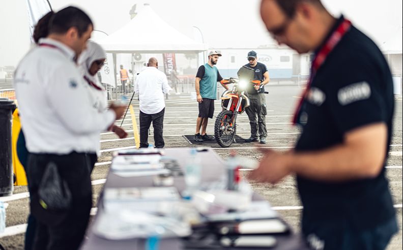 انطلاق المنافسة العالمية وتحديات أبرز أبطال الراليات في دبي