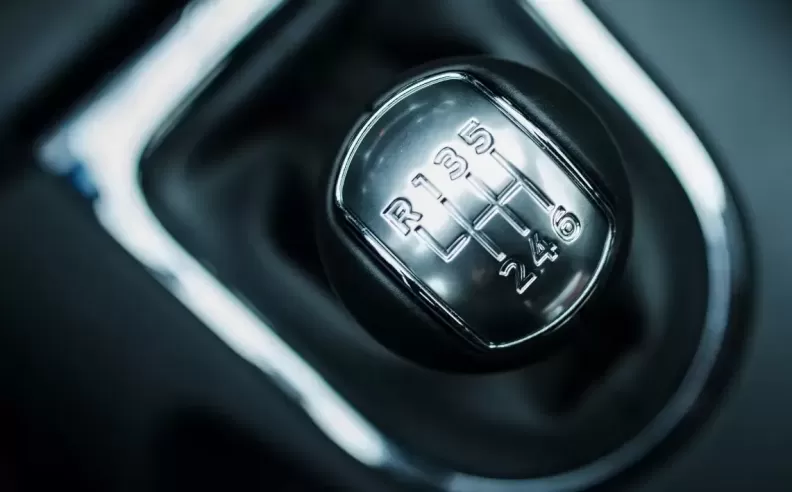 صعوبة في تعشيق السرعة الأولى أو الرجوع للخلف