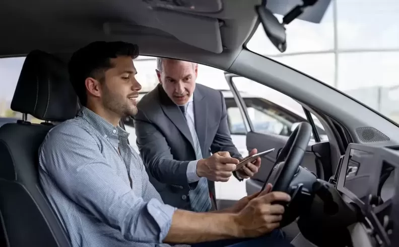 مرافقة مندوب المبيعات أثناء تجربة القيادة