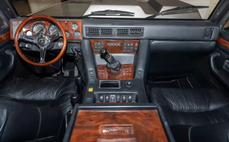 Luxury Details and Auction Status