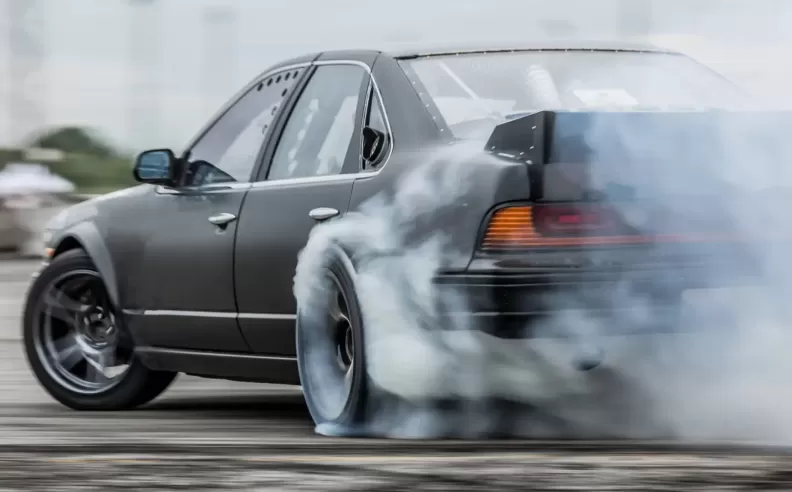 رابعاً: ملصقات وإكسسوارات تمسّ الخصوصية أو النظام العام